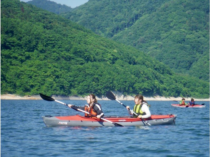 【福島・飯坂温泉】水源地の美しい自然が育む高い水質のダム湖をカヤックでツーリングの紹介画像