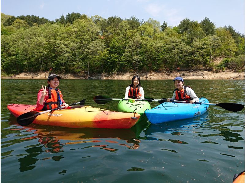 [Fukushima, Iizaka Onsen] Kayak tour of the high-quality water from the dam lake, nurtured by the beautiful natural environment of the water sourceの紹介画像