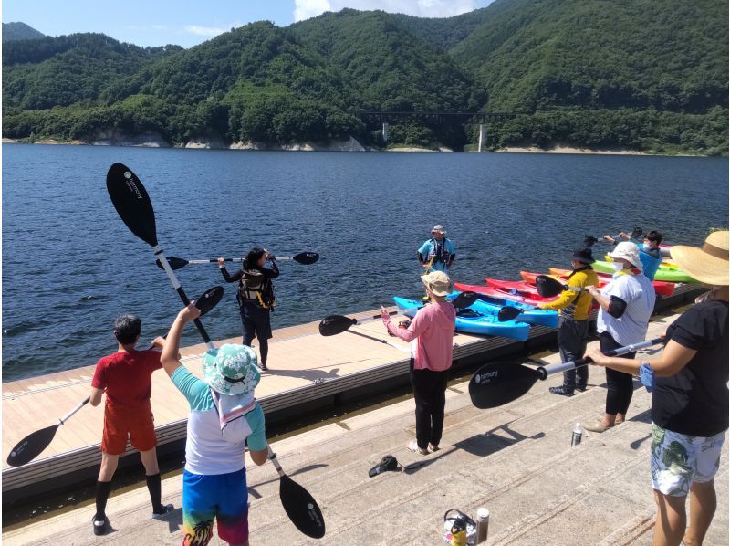 【福島・飯坂温泉】水源地の美しい自然が育む高い水質のダム湖をカヤックでツーリングの紹介画像