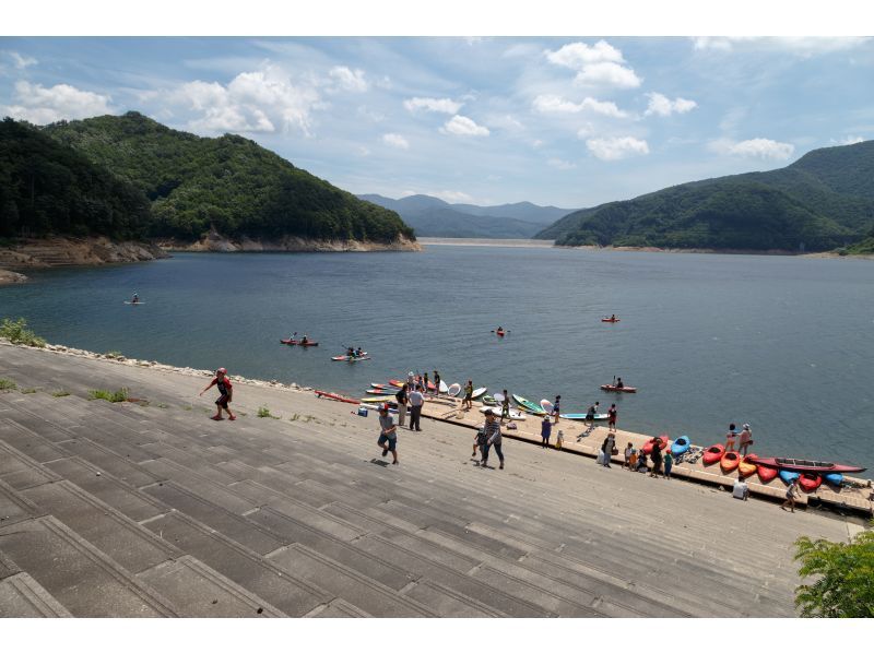 【福島・飯坂温泉】水源地の美しい自然が育む高い水質のダム湖をカヤックでツーリングの紹介画像