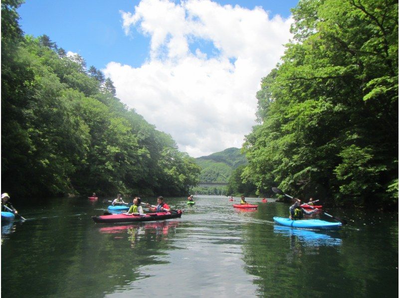 [Fukushima, Iizaka Onsen] Kayak tour of the high-quality water from the dam lake, nurtured by the beautiful natural environment of the water sourceの紹介画像