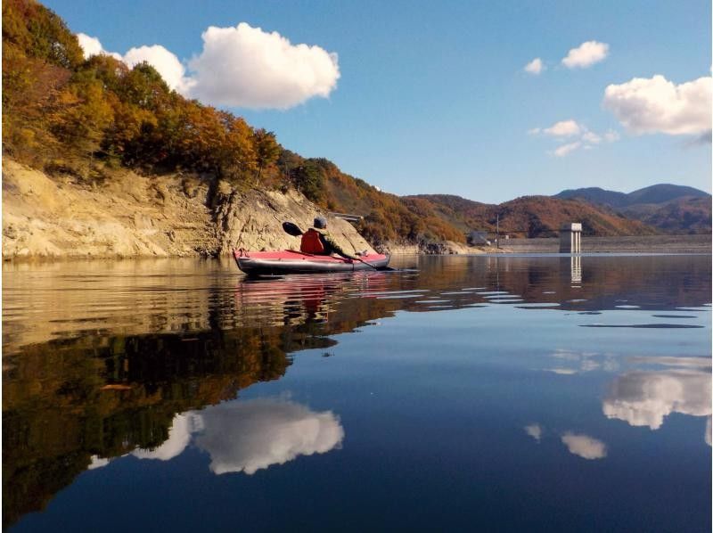 【福島・飯坂温泉】水源地の美しい自然が育む高い水質のダム湖をカヤックでツーリングの紹介画像