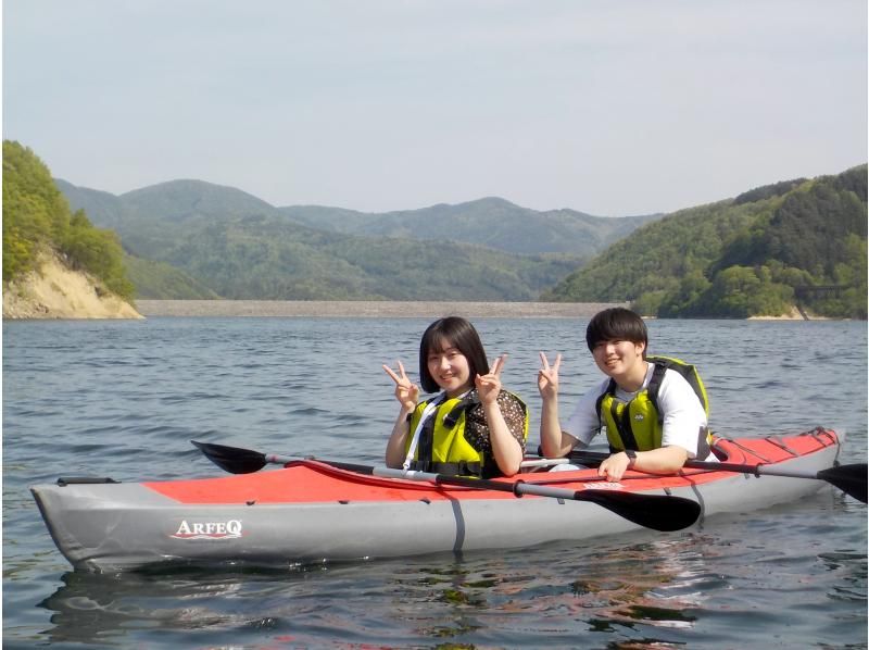 【福島・飯坂温泉】水源地の美しい自然が育む高い水質のダム湖をカヤックでツーリングの紹介画像