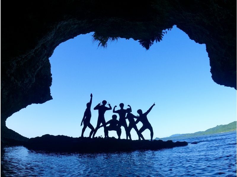 ウミガメ撮影できないと全額返金有【青の洞窟シュノーケル＆川平湾ドローン＆癒しの滝】当日OK！防寒スーツ・ゴープロ・シャワー完備・少人数制の紹介画像