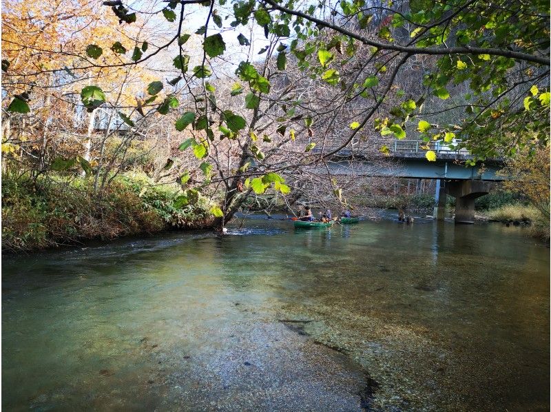 "BLACK RIVER (블랙 리버)"구시로 강에서 카누 체험을 즐기는 사람들