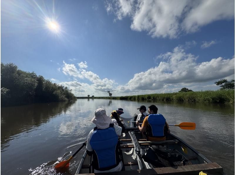 [ฮอกไกโด พื้นที่ชุ่มน้ำแม่น้ำคุชิโระ] พายเรือแคนูหรือเรือไปตามแม่น้ำที่กว้างและสงบพร้อมสัมผัสสายลมที่พัดผ่านหนองบึง [เส้นทางยาว]の紹介画像