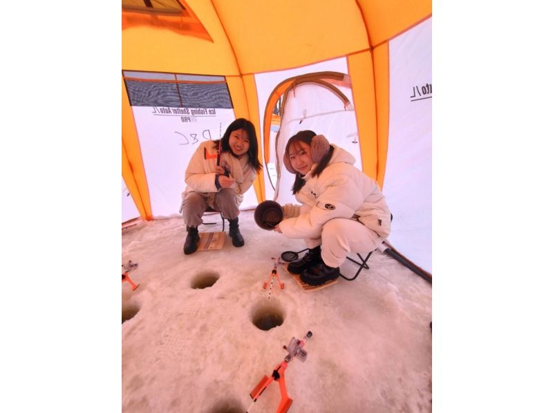 [Hokkaido, Sapporo area] Support for students! Student discount plan! Experience ice fishing for wakasagi (smelt) on the Barato River! Includes wakasagi tempura♪ ~Pickup and drop-off from Sapporo Station~の紹介画像