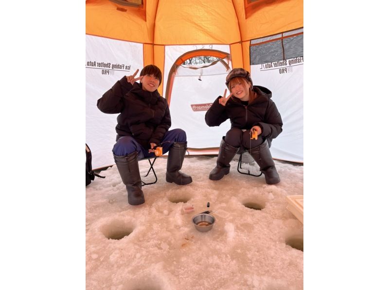 [Hokkaido, Sapporo area] Support for students! Student discount plan! Experience ice fishing for wakasagi (smelt) on the Barato River! Includes wakasagi tempura♪ ~Pickup and drop-off from Sapporo Station~の紹介画像