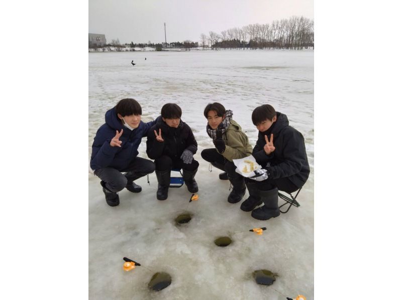 [Hokkaido, Sapporo area] Support for students! Student discount plan! Experience ice fishing for wakasagi (smelt) on the Barato River! Includes wakasagi tempura♪ ~Pickup and drop-off from Sapporo Station~の紹介画像