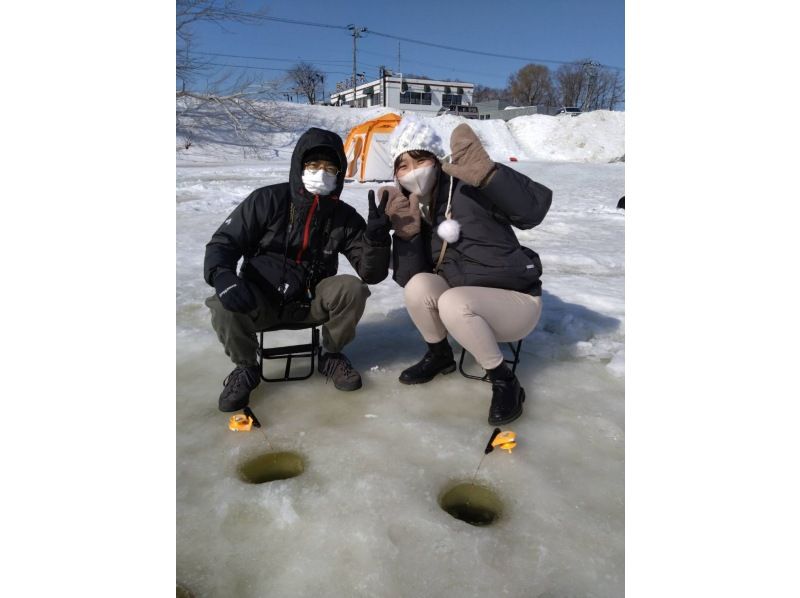 [Hokkaido, Sapporo area] Support for students! Student discount plan! Experience ice fishing for wakasagi (smelt) on the Barato River! Includes wakasagi tempura♪ ~Pickup and drop-off from Sapporo Station~の紹介画像