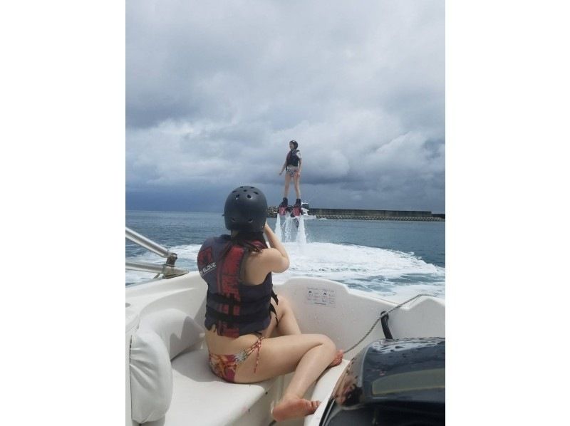【沖縄・那覇・宜野湾】手ぶらでOKウェットスーツ貸出有り★当店だけ“オリジナルボート”でフライボード！360℃カメラ写真無料プレゼント★の紹介画像