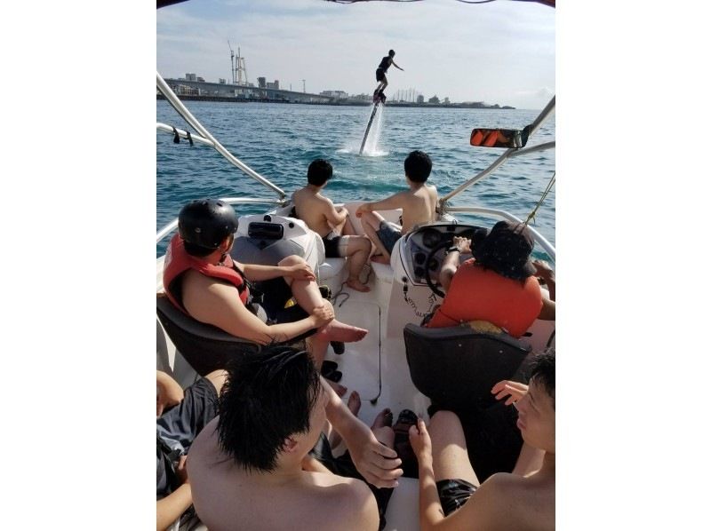 【沖繩、那霸、宜野灣】無需攜帶任何裝備！提供潛水服租賃服務。乘坐我們獨創的船隻體驗水上飛行器！免費提供360°全景相機拍攝服務。の紹介画像