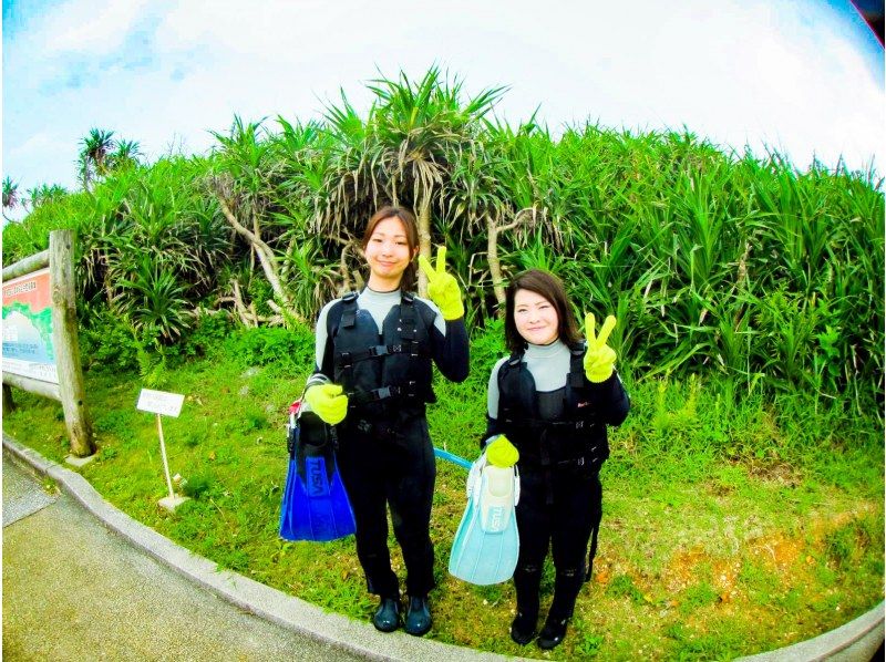 【沖縄本島・青の洞窟】シュノーケリング＆絶景パラセーリング★贅沢満足プラン！写真撮影＆餌付け付も無料！【期間限定価格】の紹介画像