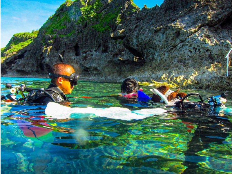 【沖縄本島・青の洞窟】体験ダイビング＆絶景パラセーリング！★贅沢満足プラン！写真撮影＆餌付け付も無料！【期間限定価格】の紹介画像