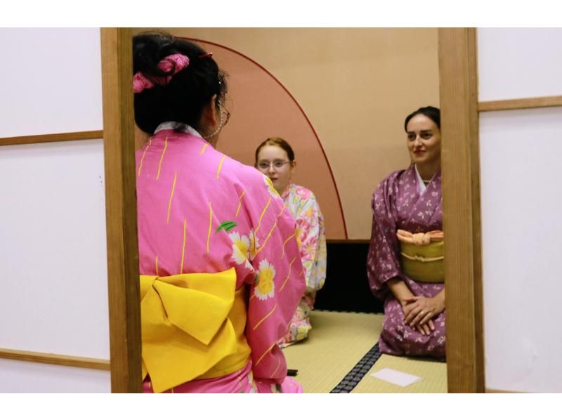 Learn Zen in a class of making Matcha tea & writing brushes OsakaCastlの紹介画像