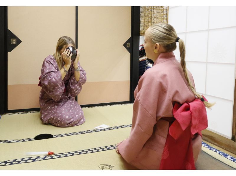 Learn Zen in a class of making Matcha tea & writing brushes OsakaCastlの紹介画像