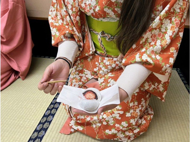 Learn Zen in a class of making Matcha tea & writing brushes OsakaCastlの紹介画像