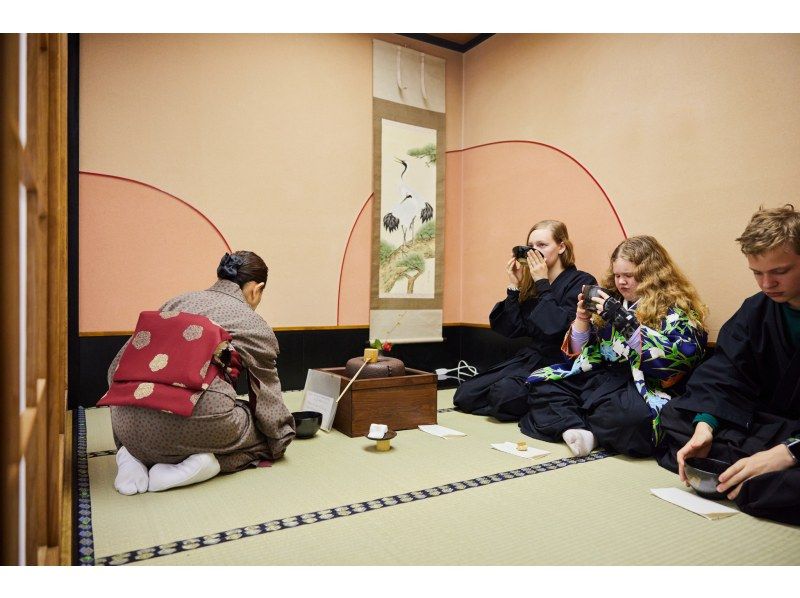 Learn Zen in a class of making Matcha tea & writing brushes OsakaCastlの紹介画像