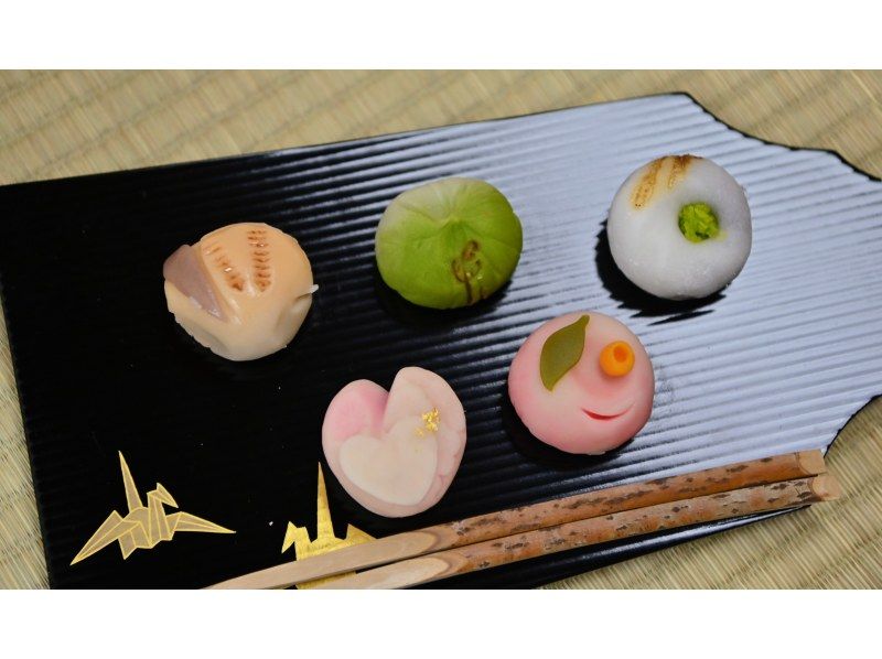 Learn Zen in a class of making Matcha tea & writing brushes OsakaCastlの紹介画像
