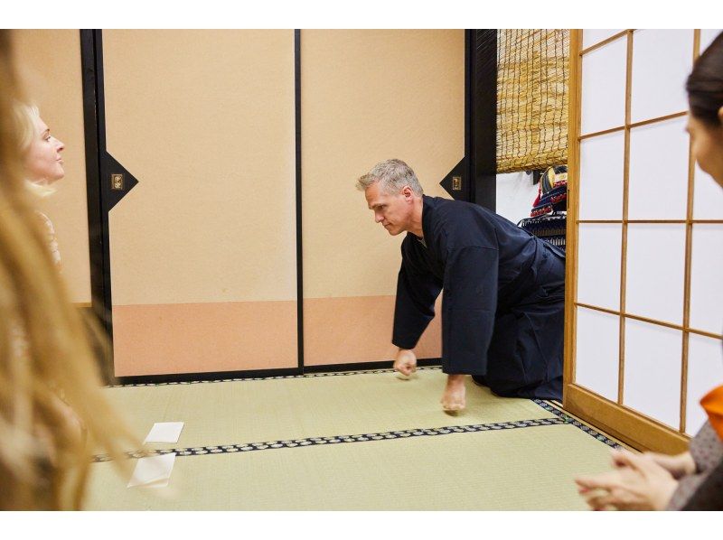 Learn Zen in a class of making Matcha tea & writing brushes OsakaCastlの紹介画像