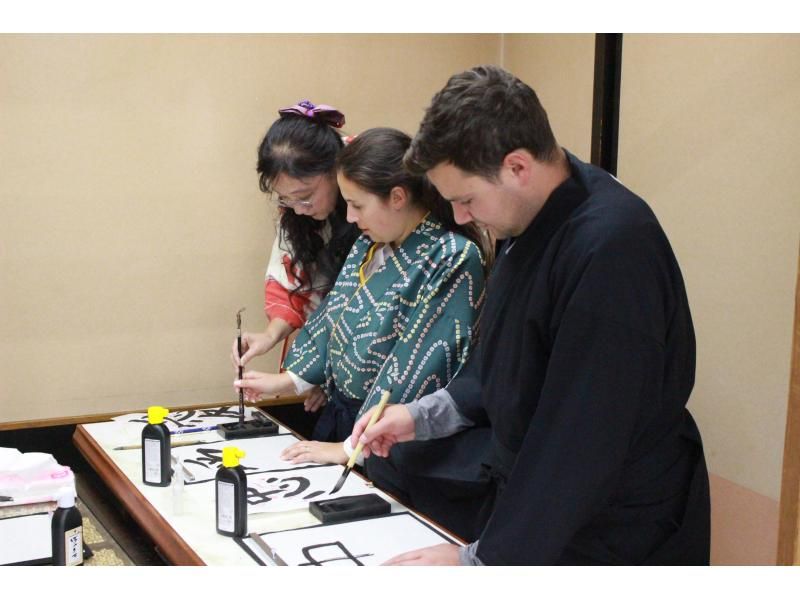 【By Osaka Castle】Learn Zen in a class of making tea & writing brushesの紹介画像