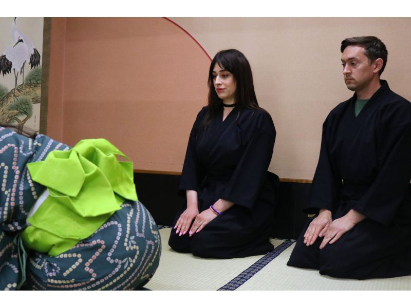 Learn Zen in a class of making Matcha tea & writing brushes OsakaCastlの紹介画像