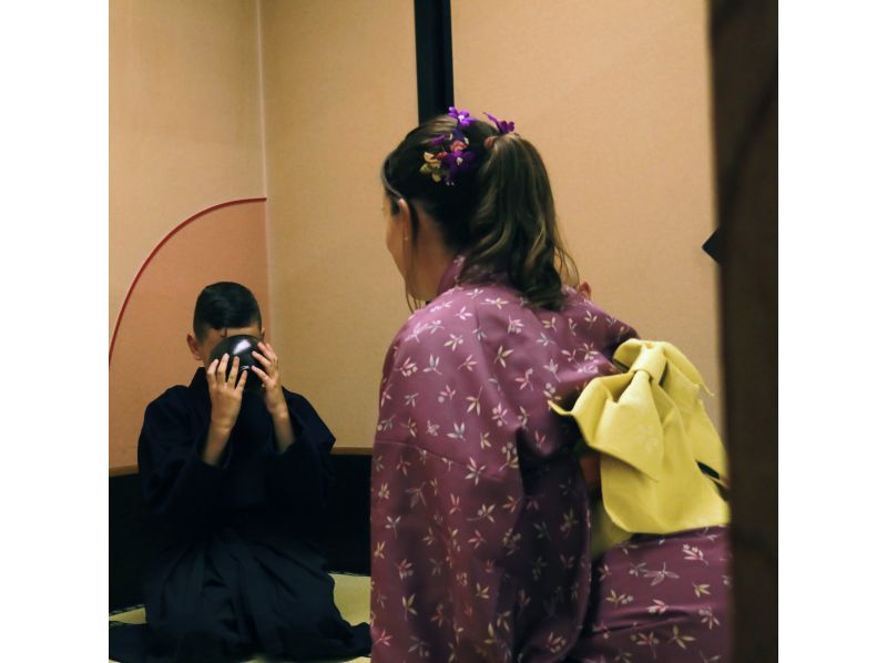 Learn Zen in a class of making Matcha tea & writing brushes OsakaCastlの紹介画像