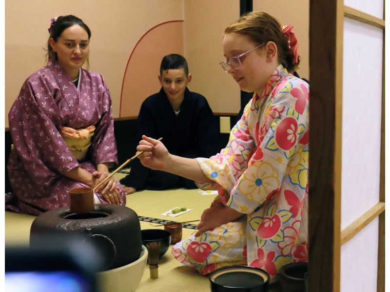 Learn Zen in a class of making Matcha tea & writing brushes OsakaCastlの紹介画像