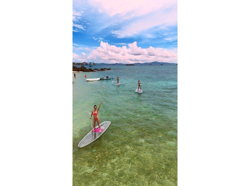 Morimori Marine 的 Clear SUP 之旅 - 您可以从水上欣赏冲绳壮丽景色的特别体验！の紹介画像