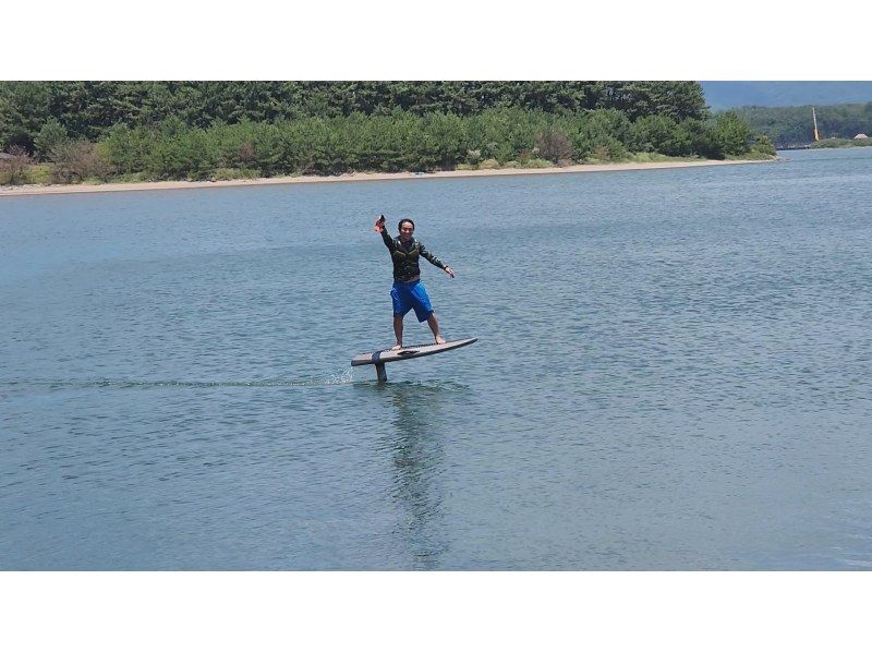 [Kagoshima City/Minamisatsuma City] Surfing E-FOIL floating on the water (11,000 yen per person) Applications accepted from 3 people 60 minutes experienceの紹介画像