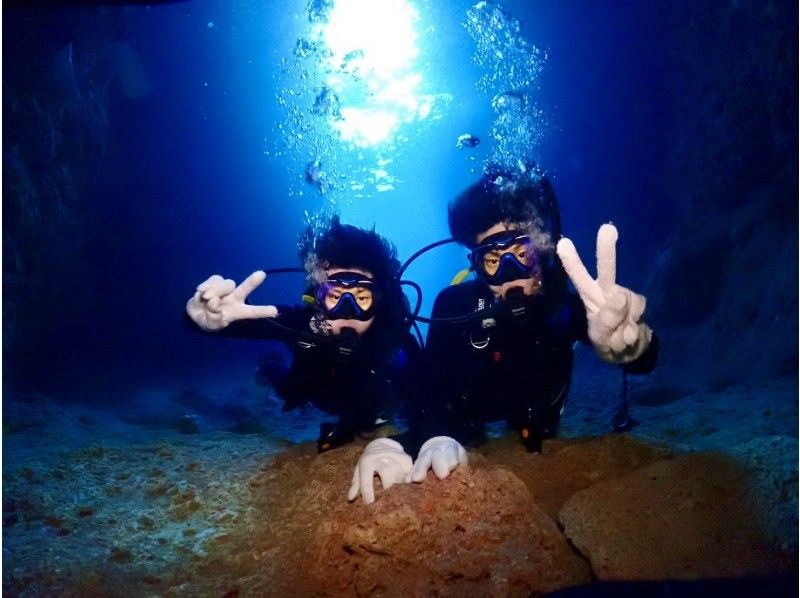 【沖縄・青の洞窟】水深12m！体験ダイビング2DIVEプラン♪一組完全貸切♪動画・写真撮影無料！の紹介画像