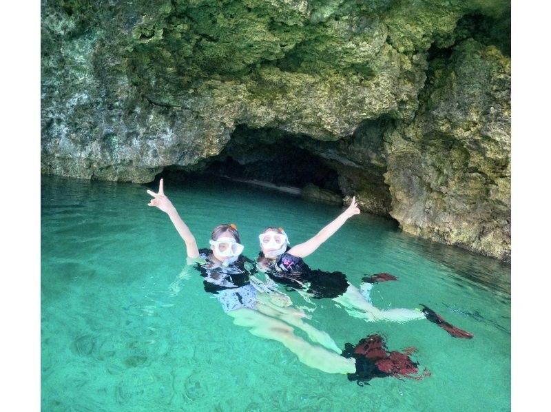 ANA誌掲載【幻の島&青の洞窟】ウミガメ遭遇率99%★石垣島一生に一度は行きたい！大人気スポット★【2歳〜参加可】送迎・写真無料の紹介画像