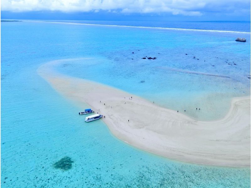 ANA誌掲載【幻の島ドローン撮影&青の洞窟】ウミガメ遭遇率99%★【2歳〜85歳】大人気スポット！石垣島一生に一度は行きたい★送迎・写真無料の紹介画像
