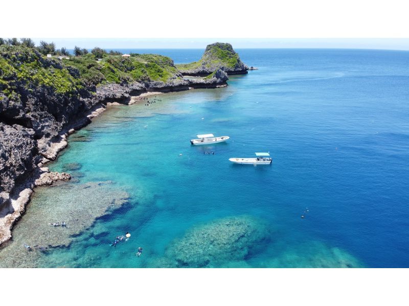 [โอกินาว่า หมู่บ้านอนนะ] "เซ็ตดำน้ำตื้นและพาราเซลบนเรือ Blue Cave"の紹介画像