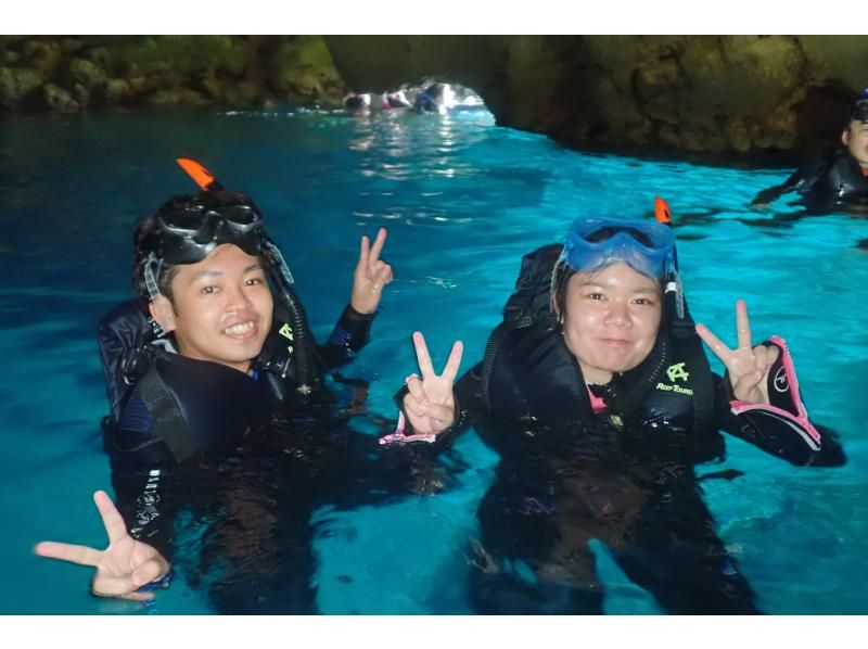 [Okinawa, Onna Village] "Blue Cave Boat Snorkel & Parasail Set"の紹介画像