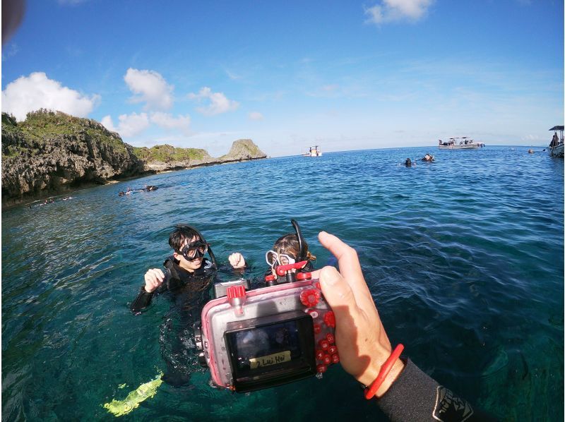 [โอกินาว่า หมู่บ้านอนนะ] "เซ็ตดำน้ำตื้นและพาราเซลบนเรือ Blue Cave"の紹介画像