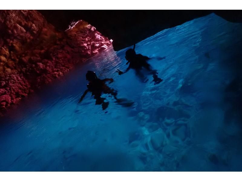 【沖縄 恩納村】青の洞窟ボートシュノーケル&パラセールセット Goproカメラ・タオルレンタル付の紹介画像