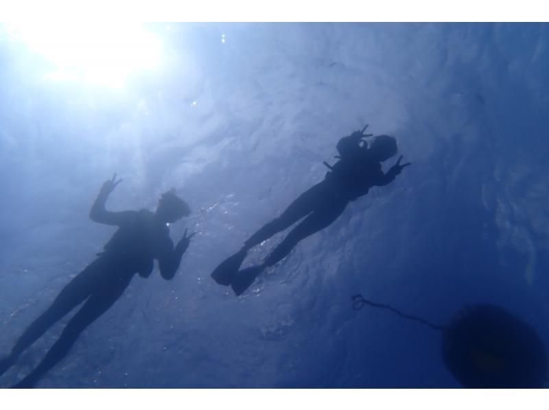 [โอกินาว่า หมู่บ้านอนนะ] "เซ็ตดำน้ำตื้นและพาราเซลบนเรือ Blue Cave"の紹介画像