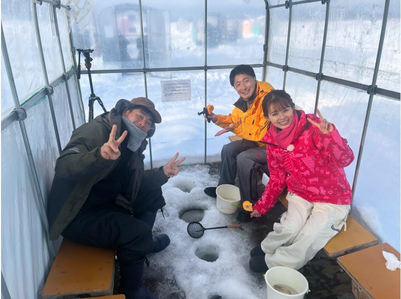 【北海道札幌】ワカサギ釣りとジンギスカン体験！送迎付！天ぷら付き！男女別水洗トイレ・温かい休憩小屋完備！女性やお子様も安心の紹介画像