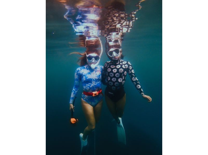 Swim with turtles at Nakayukui Beach Entry Snorkeling in Onna Villageの紹介画像