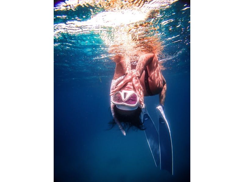 Swim with turtles at Nakayukui Beach Entry Snorkeling in Onna Villageの紹介画像