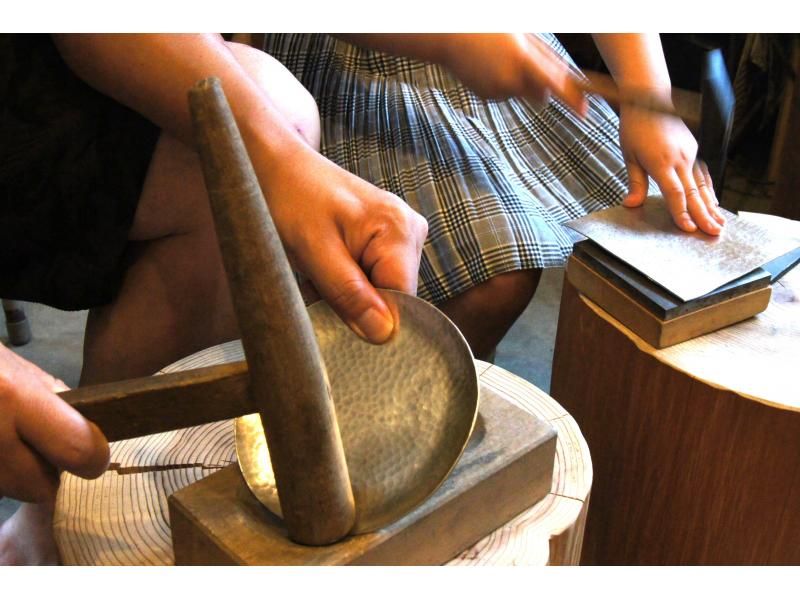 [Osaka/Higashi Osaka] Interpreter included! Experience making traditional tin plates and tea ceremony ~ Enjoy your own matcha and Japanese sweets on the plate you made! (35 minutes from Nara)の紹介画像