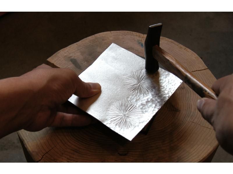 [Osaka/Higashi Osaka] Interpreter included! Experience making traditional tin plates and tea ceremony ~ Enjoy your own matcha and Japanese sweets on the plate you made! (35 minutes from Nara)の紹介画像