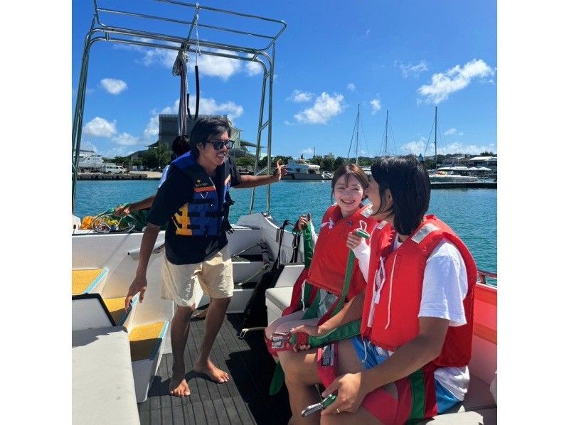 [Departing from Ginowan Marina] ★50m★ A spectacular parasailing experience overlooking the beautiful ocean of Okinawa from high above!! の紹介画像