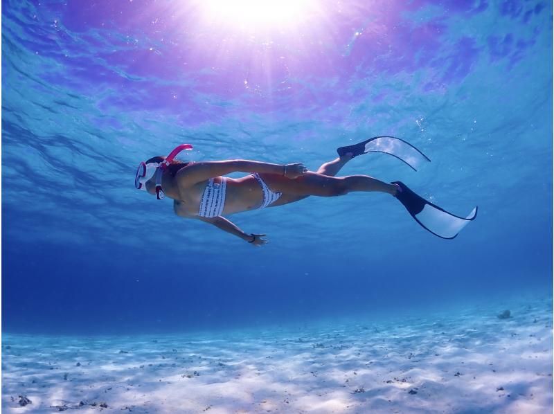 [Miyakojima] Departing from Ikema Island, the shortest route to Yaebiji! We are confident in our drone photography and photo data! A half-day skin diving tour of Japan's largest coral reef (small group size)の紹介画像