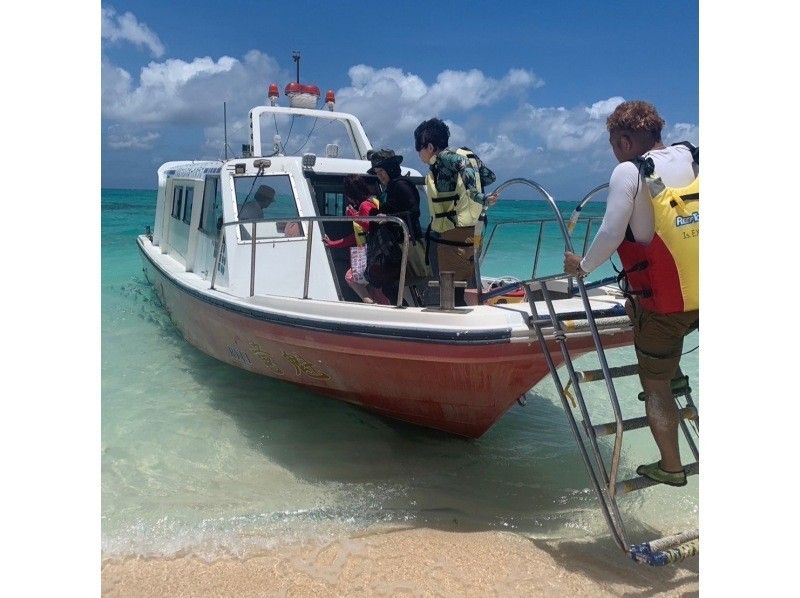 [Okinawa, Kumejima] Kumejima Hatenohama Beach Tour by Speedboatの紹介画像