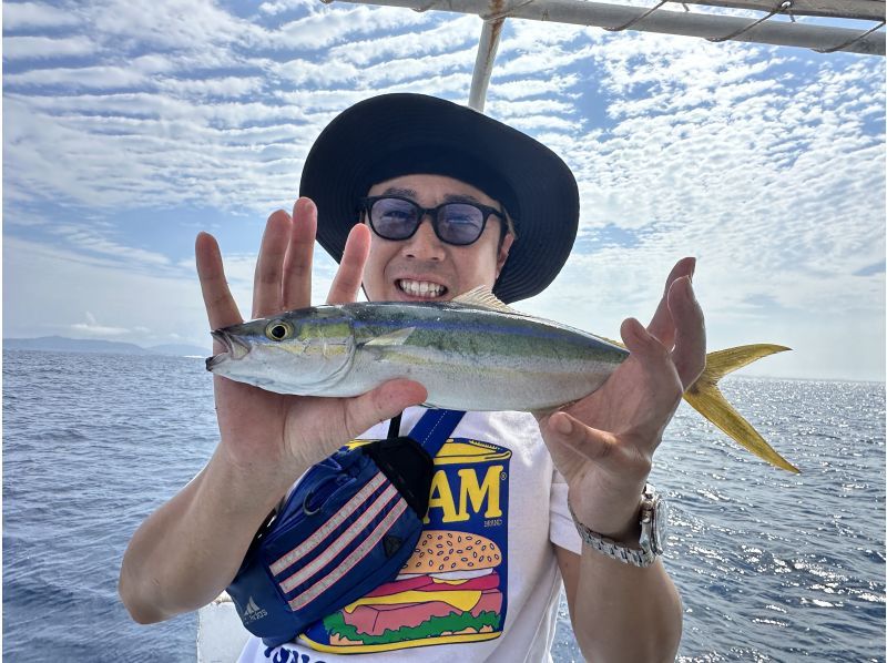 【緊急セール！】 今日は貸切できるかも！？ みんなで楽しむグルクン釣り体験｜泳がせ釣りへ変更OK＆釣った魚は沖縄料理に♪の紹介画像