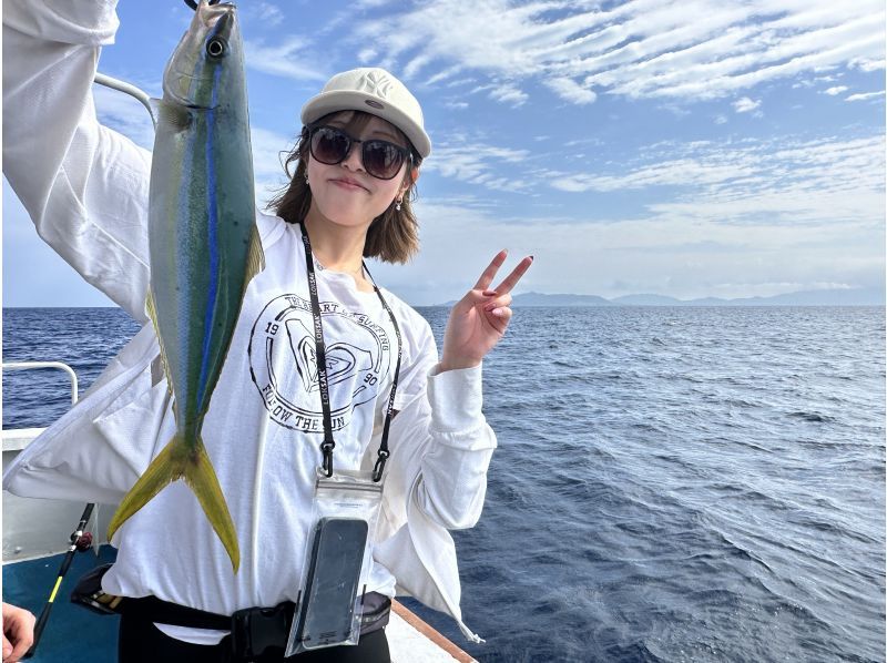 【緊急セール！】 今日は貸切できるかも！？ みんなで楽しむグルクン釣り体験｜泳がせ釣りへ変更OK＆釣った魚は沖縄料理に♪の紹介画像