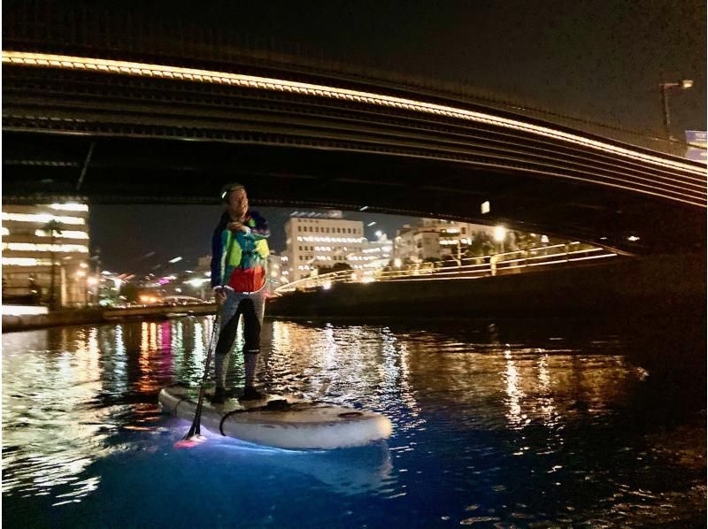 【長崎市中心部】名所の観光ガイドを聞きながら夜景も愉しむプレミアムナイトSUPツアー 長崎市まちぶらプロジェクト認定事業 初心者歓迎 ２時間の紹介画像