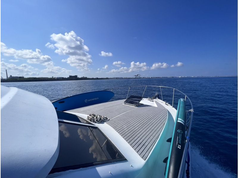 [Free time before your flight: Meet at the local meeting point at 8:30am!] Enjoy a cruise to enjoy the ocean scenery. 20 minutes from the Mid-Sea Road. Enjoy a luxurious time on board looking at Tsuken Island and Kudaka Island.の紹介画像